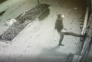 Обезврежен нападавший на прохожих мужчина с ножом (ВИДЕО)